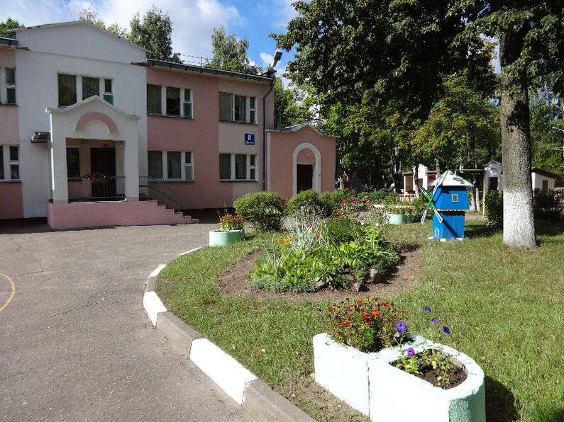 Zelena luzhaika pri hiši